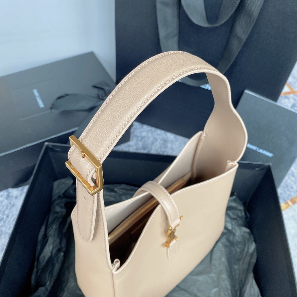 LE 5 À 7 SMALL SUPPLE 23 IN BEIGE LAMBSKIN GOLD BUCKLE