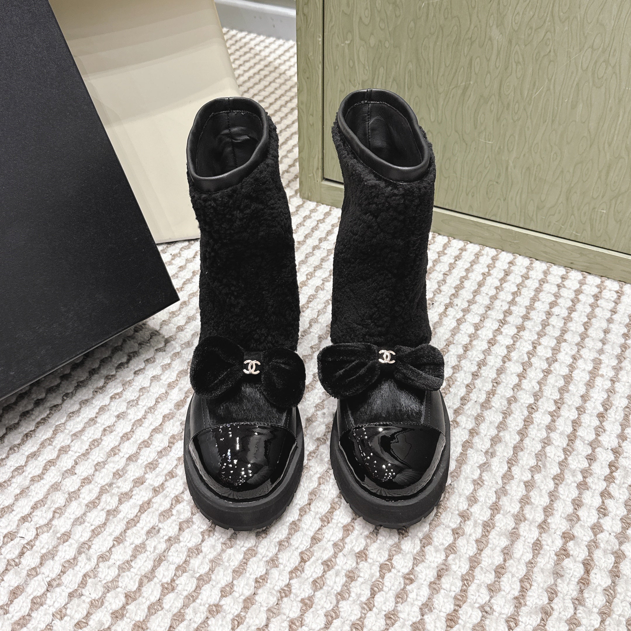CHANEL 25S ANKLE BOOTS IN BLACK SHEARLING LAMBSKIN AND PATENT CALFSKIN