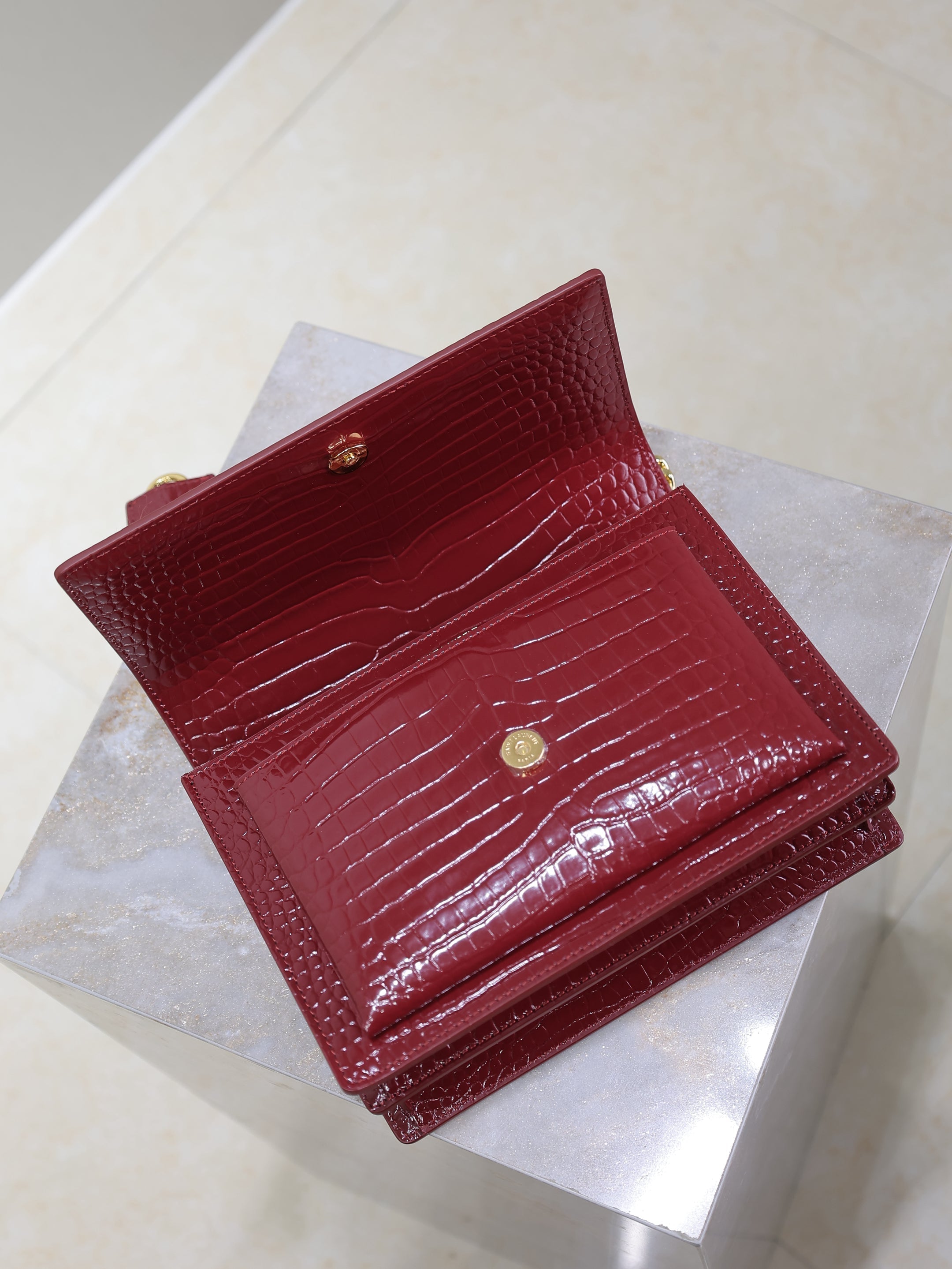 YSL 25S SUNSET MEDIUM 22 IN CRIMSON RED CROCODILE-EMBOSSED CALFSKIN GOLD HARDWRE