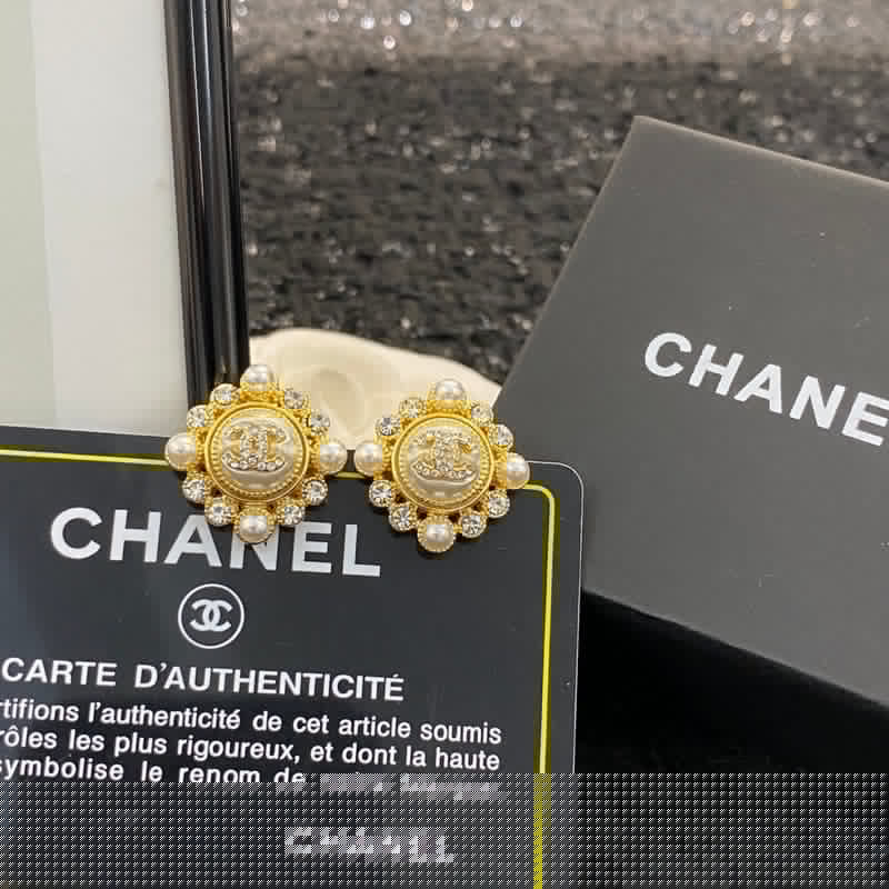 18K  Chanel Pearls Earrings