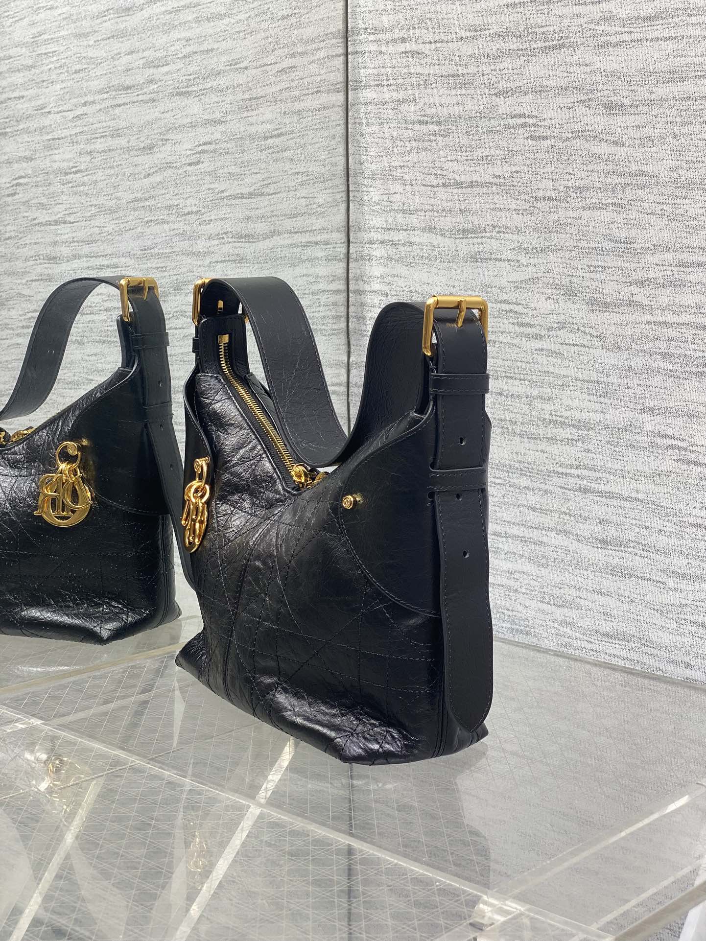 DIOR 25S SMALL VOYAGE BAG 23 IN BLACK FLAT MACROCANNAGE GRAINED GLOSSY CALFSKIN